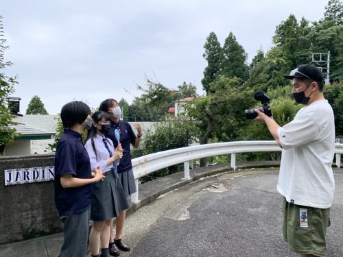 NHK番組製作会社の取材をうけるボランティア高校生